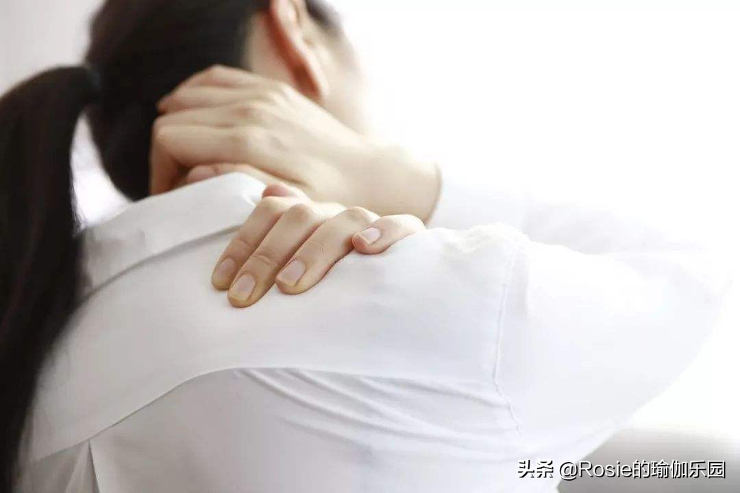 改善肩膀驼背的方法,驼背肩膀锻炼姿势