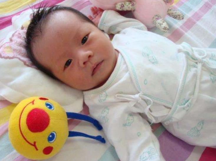 你家宝宝满百天了吗?还没满的话,你要注意这3个小细节