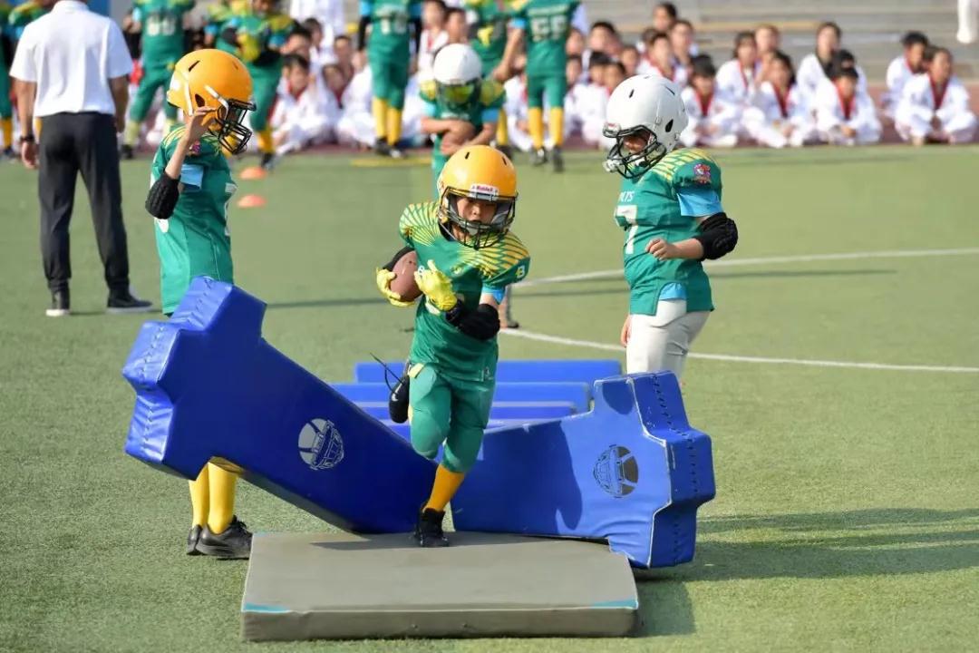 一共有207人参加体操表演,一百多人体育节开场