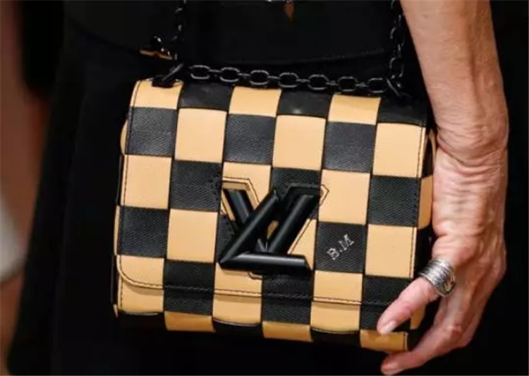 法国王妃买lv口罩,法国夫人和lv三公子