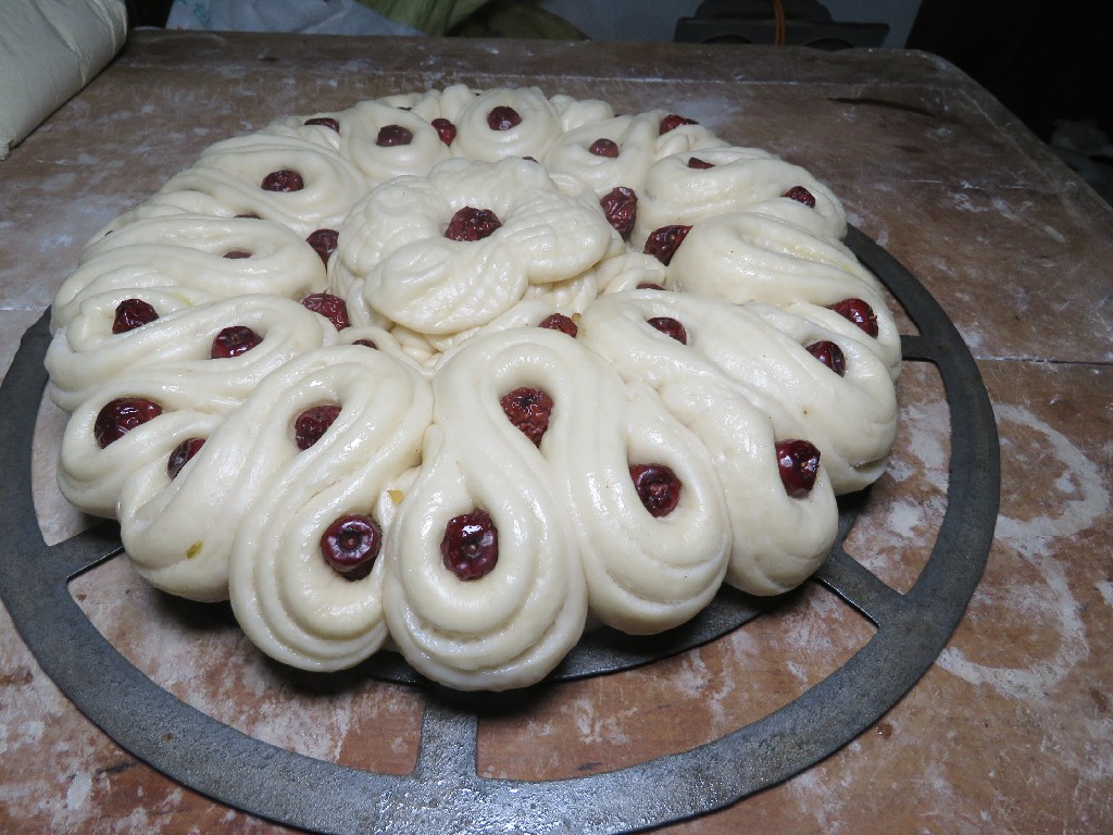 面粉别再烙饼和蒸馒头了,家里有面粉可以这样做红枣馒头