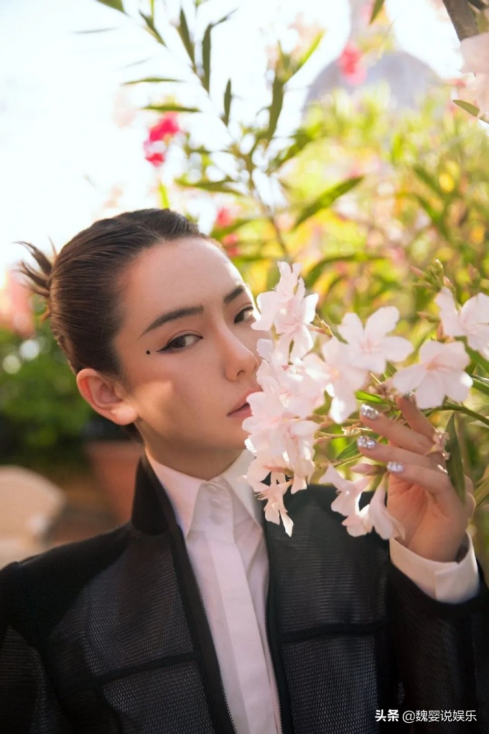 讲真的｜戚薇钟楚曦跳槽做美妆博主，你看谁更行？