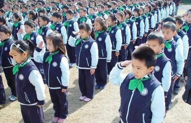 大惊小怪！浙江一小学给学生戴绿领巾引争议，网友：不是都戴过吗