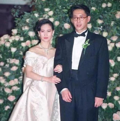 10位“浪荡”的富二代，个个换女友如换衣服，王思聪只是小萌新