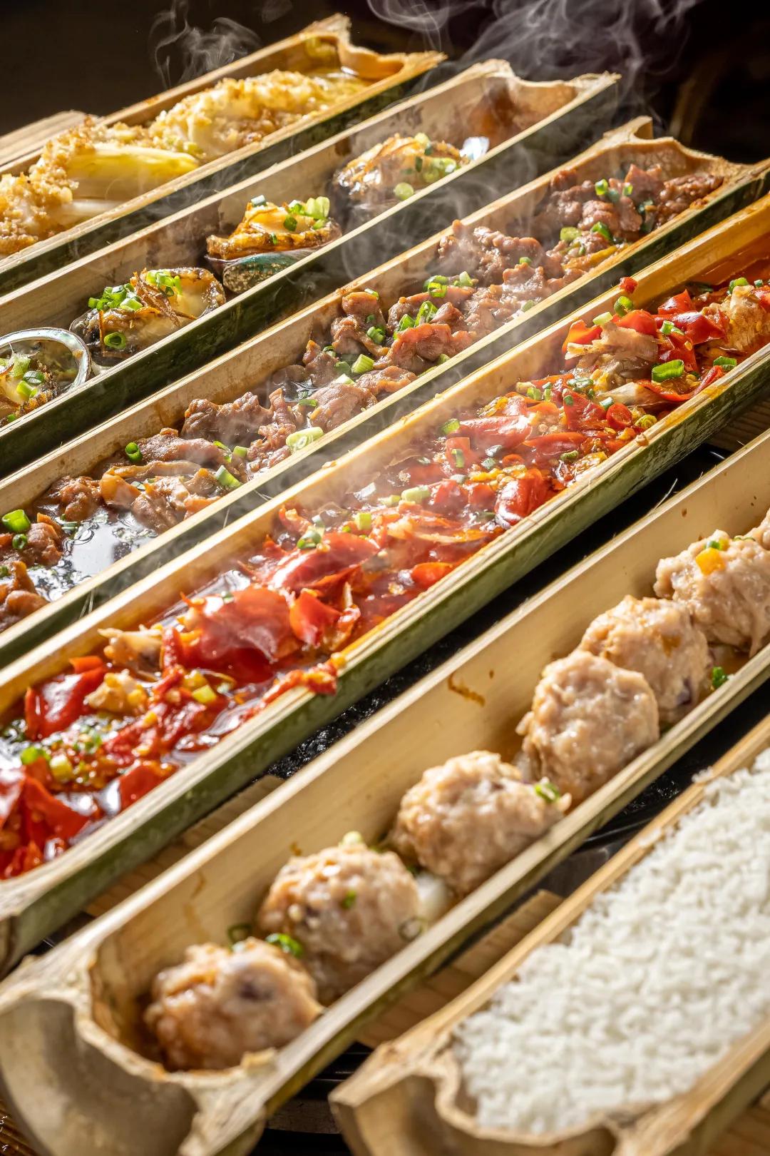 蒸鱼用竹筷子架上放盘子,用竹筒蒸的饭叫什么