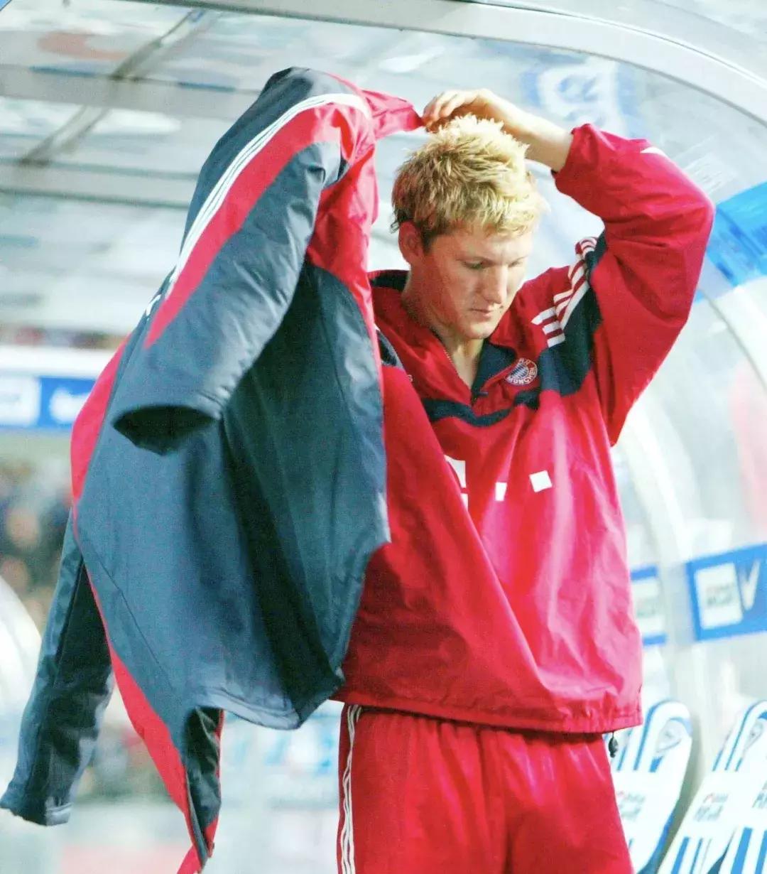 施魏因斯泰格血洒赛场挥手,施魏因斯泰格帅气视频