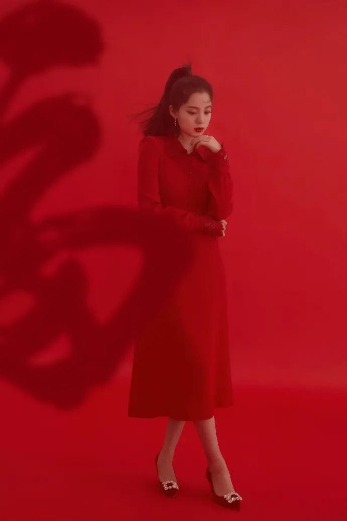 春晚时尚图鉴:热巴杨幂的红裙、王菲刷碗手套和董卿李思思的口红