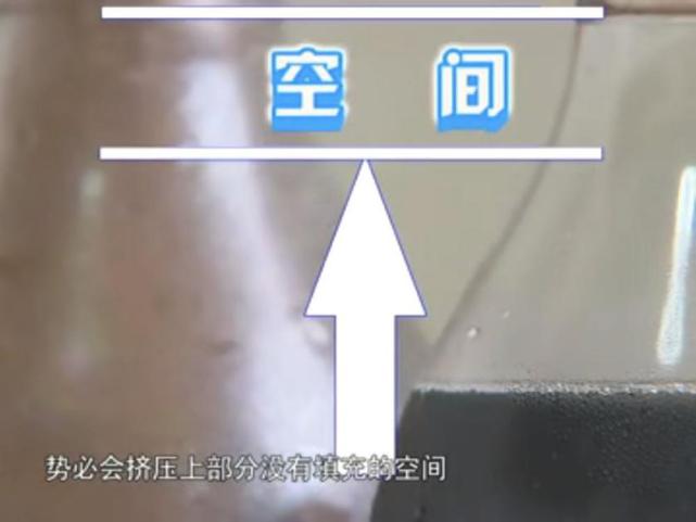 男孩喝碳酸饮料瓶爆炸,一小孩被喷泉水柱冲起