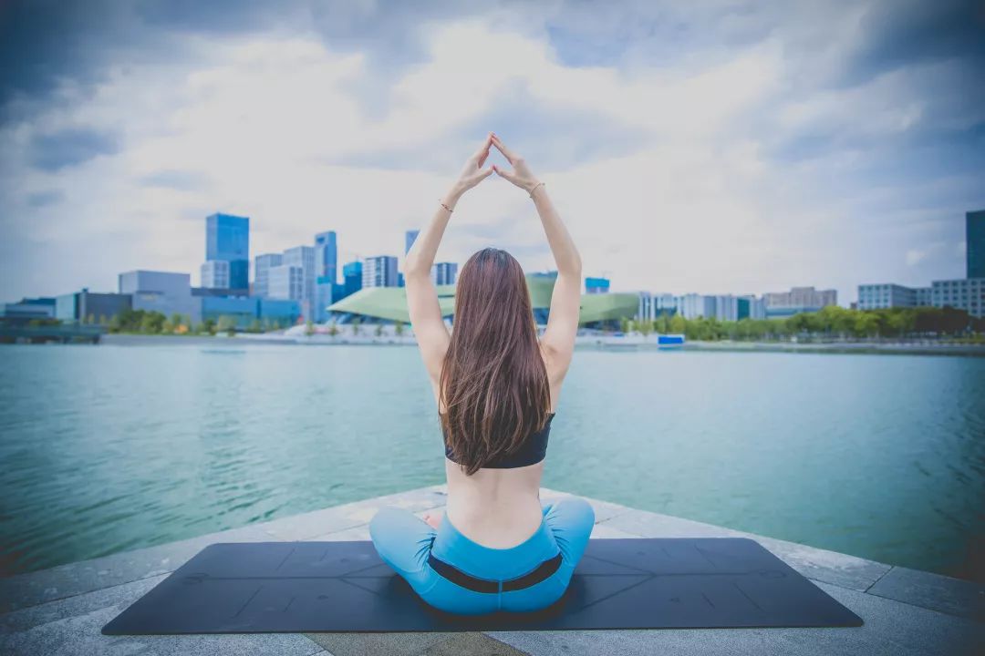 头发干枯发黄毛躁怎样改善,头发干枯暗沉无光泽怎么办