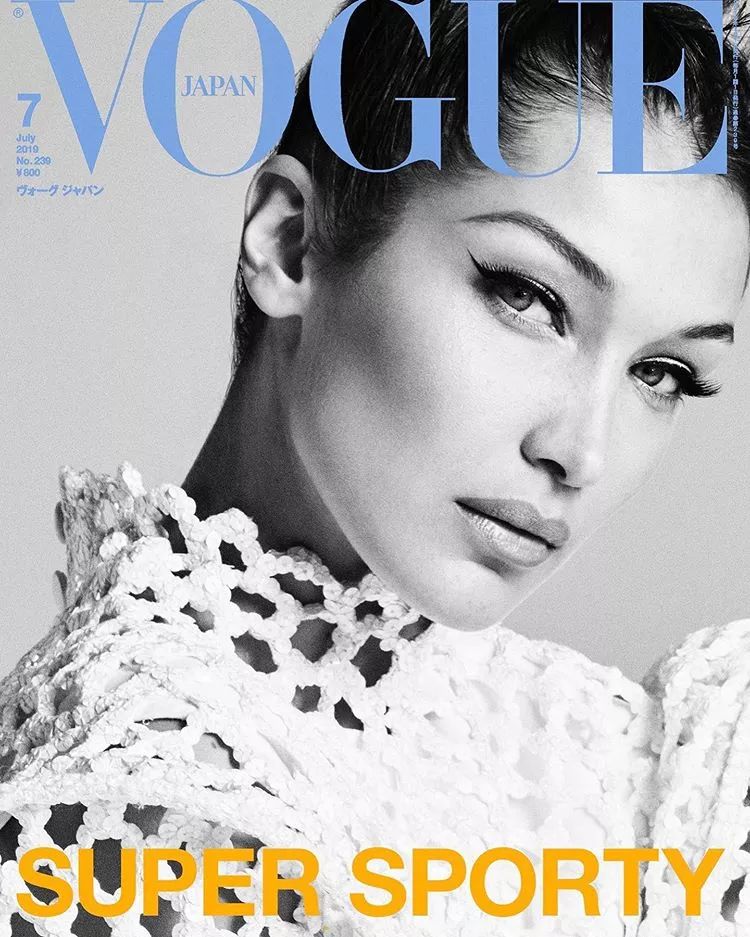 超模bellahadid现场喷制礼服,bellahadid变身复古摩登女郎