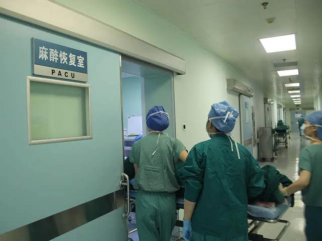 小孩呕血,小孩子突然吐血和便血什么原因