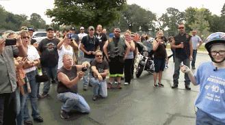 在这个世界上总有人会偷偷爱着你,生活再苦总有人默默地爱着你