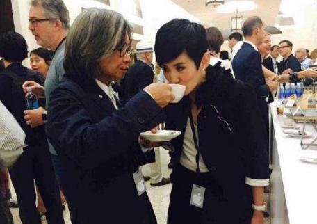 她被父亲嘲斗鸡眼，却因“丑角”一炮而红，曾公开怼周迅是小结巴