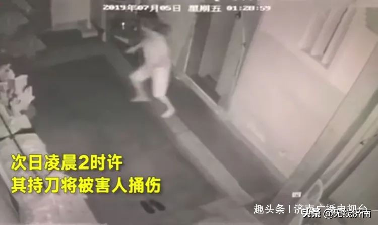 女子在家被捅7刀凶手逃亡中被抓,女子家中被刺杀监控记录