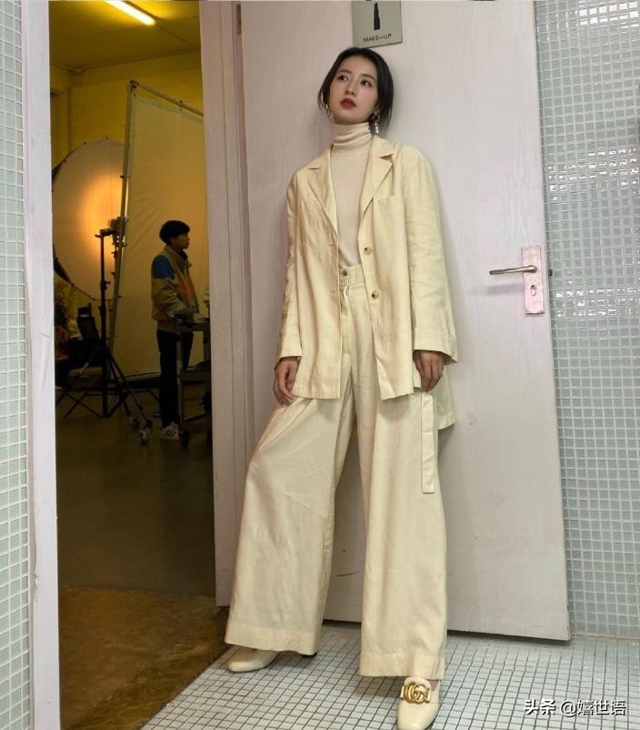 周雨彤穿板鞋图片,周雨彤spell牛仔裤穿搭