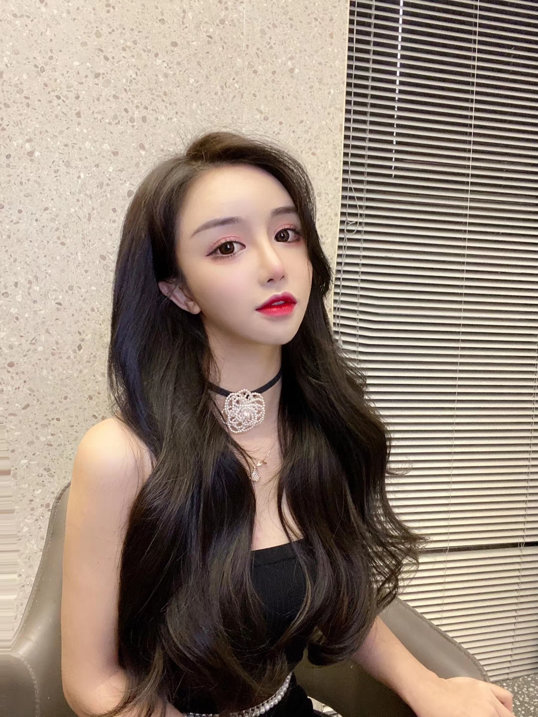 卷发2020流行发型黑发俏皮羊毛卷,2020最洋气的发量多减龄卷发