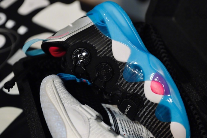 韦德之道九低帮是全掌碳板吗,韦德之道8是高配全掌䨻吗