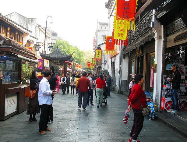 杭州的河坊街被网友们嫌弃？看看当地人都是怎么说的吧