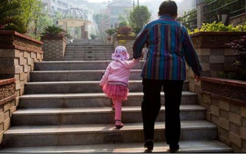 小孩老是半夜喊屁股疼,5岁女宝经常说肚子痛腿疼