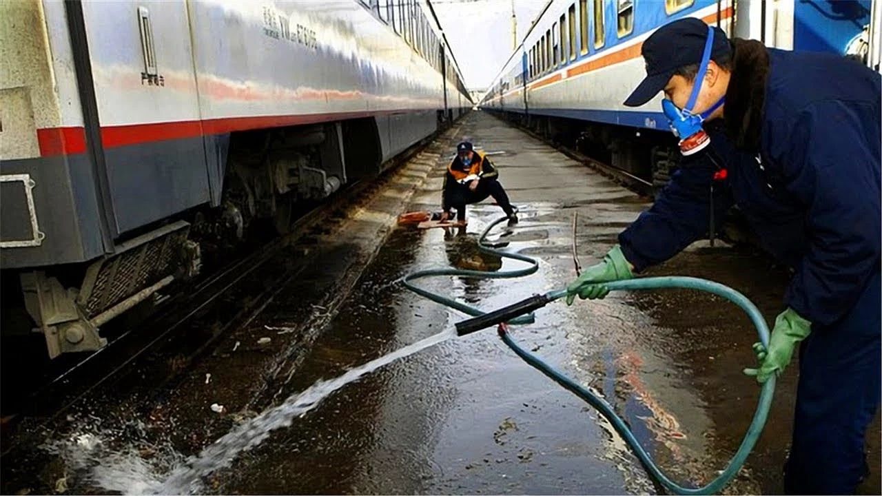被人视为神物舔食的“天上蓝冰”，其实是飞机侧漏的排泄物