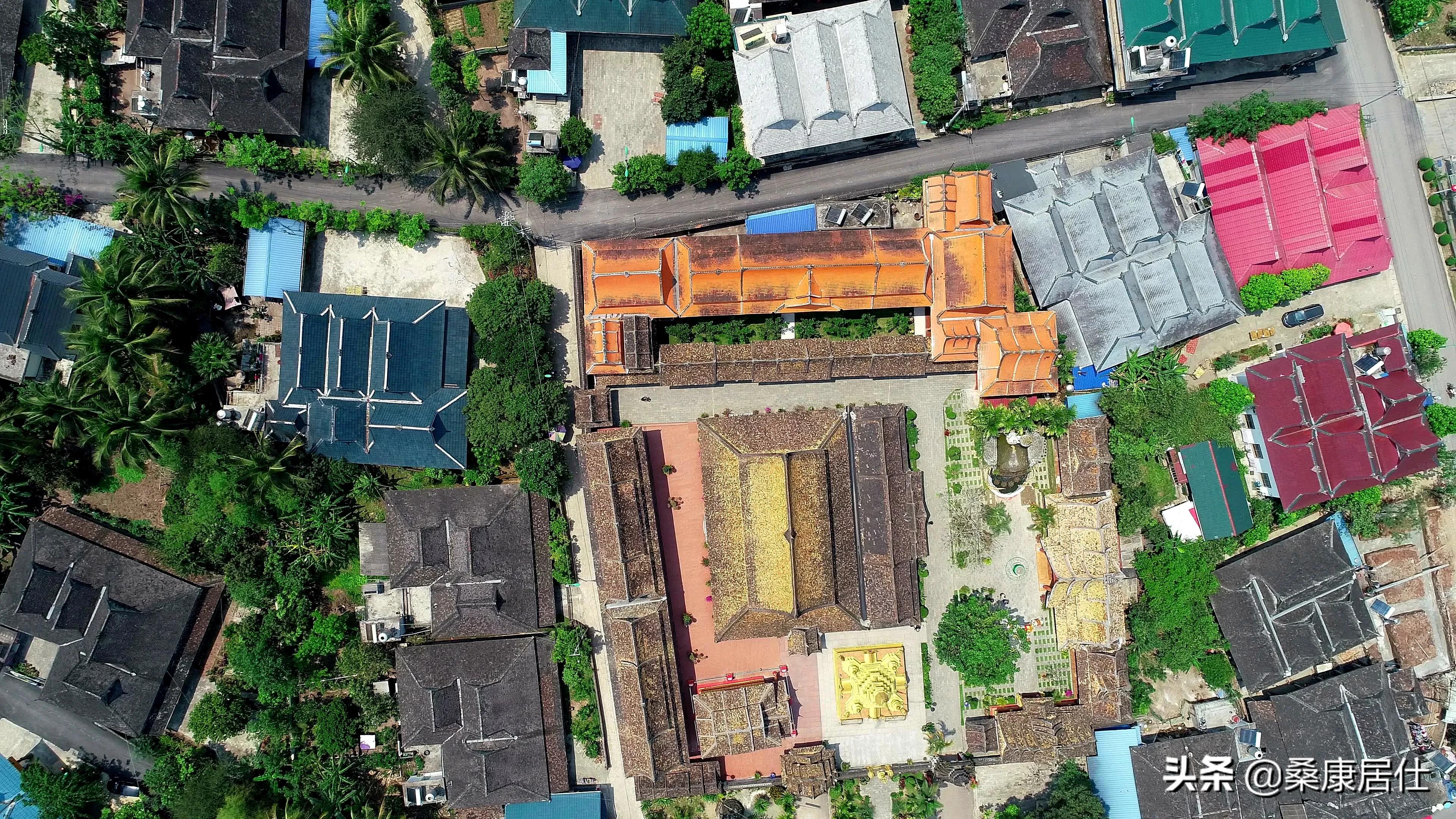 西双版纳旅游直播傣族园泼水节,云南西双版纳泼水节旅游攻略