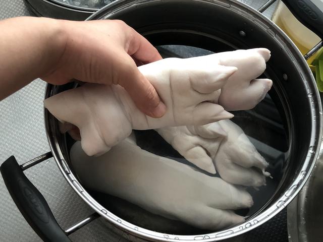 炖猪脚放醋可以让猪脚软烂吗,炖猪脚汤如何不焯水