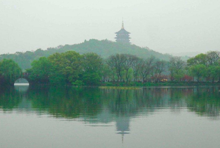 白居易描写西湖美景的诗,白居易西湖晚归回望孤山寺赠诸客