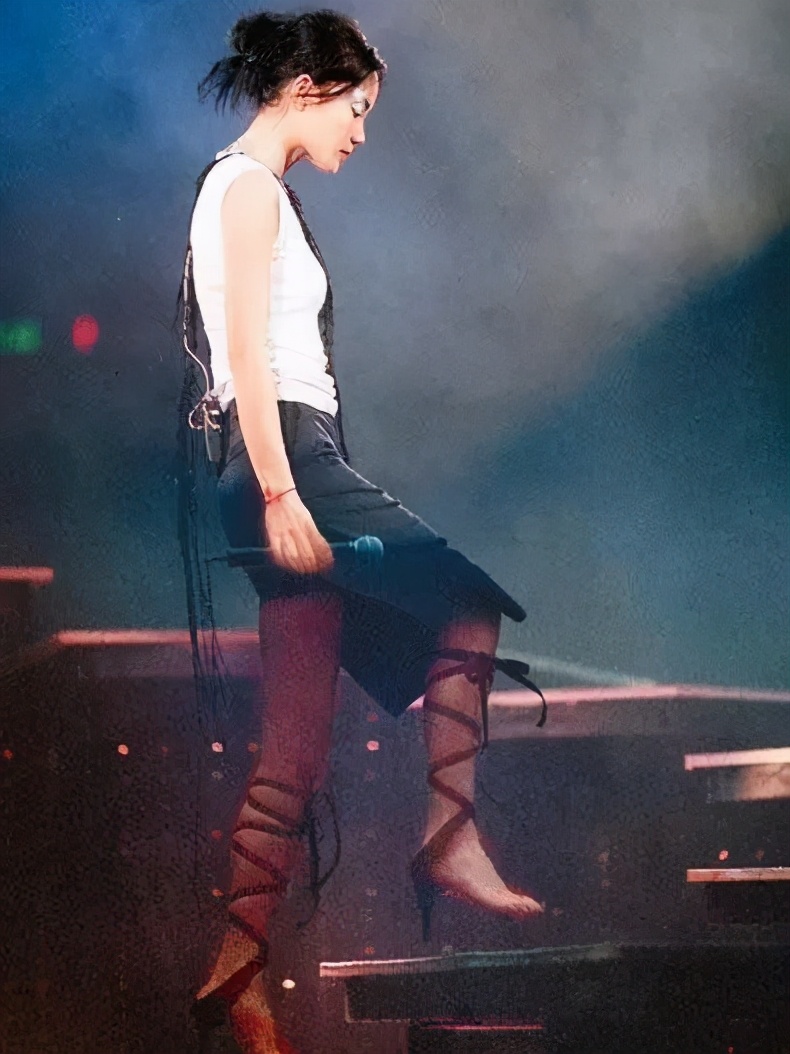 王菲50多岁依旧年轻的心态,半隐退娱乐圈