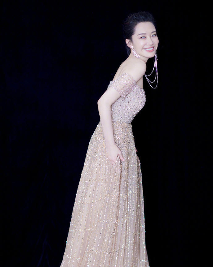 49岁许晴穿着打扮像个19岁少女,54岁许晴穿搭