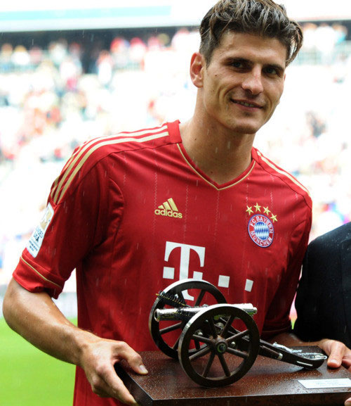 莱万三大金靴,莱万成为第一