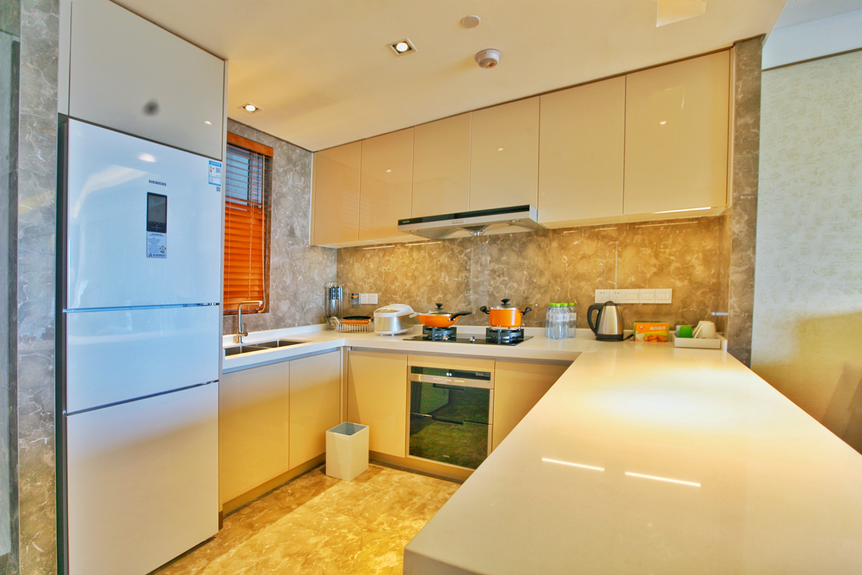 去三亚是住一个酒店好还是分开住,去三亚住酒店还是买房