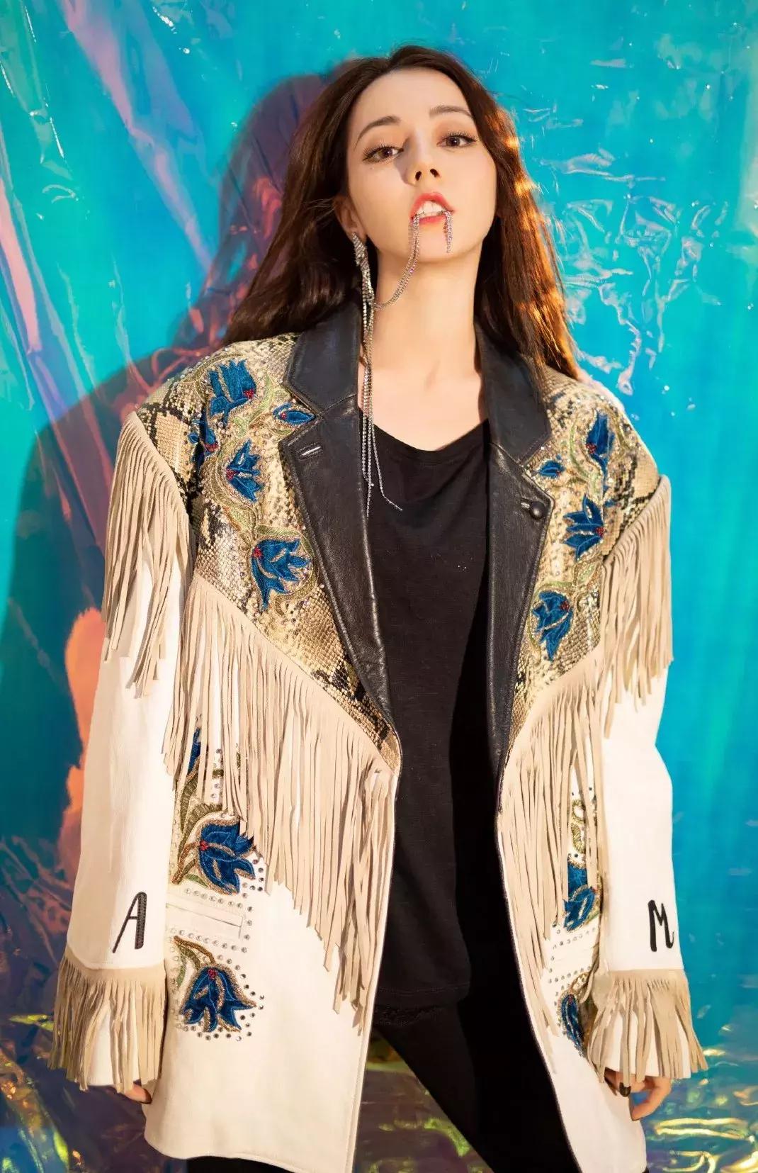 热巴当众撕衣服热舞,谁受得了