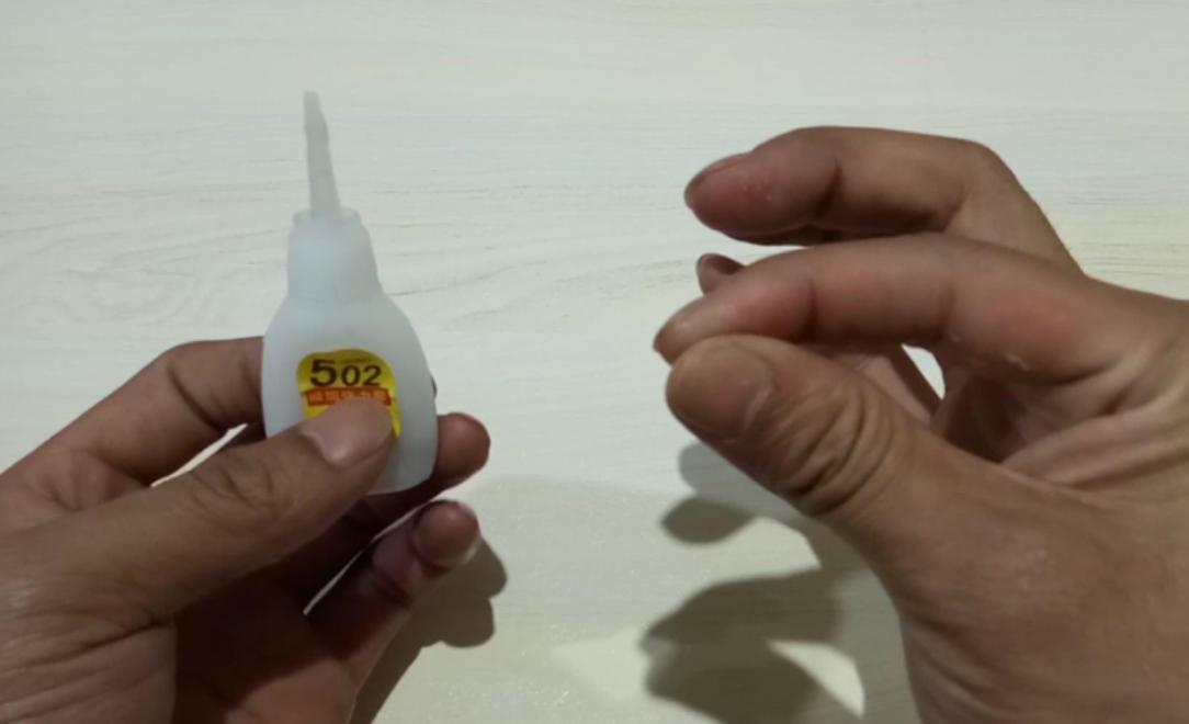 被502胶水粘住手教你一招解除,手指被502粘住了已经硬化了怎么办