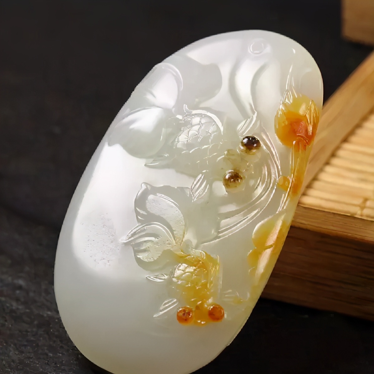 和田玉买来后发现多了一个黑点,和田玉内部有块状白斑还值钱吗