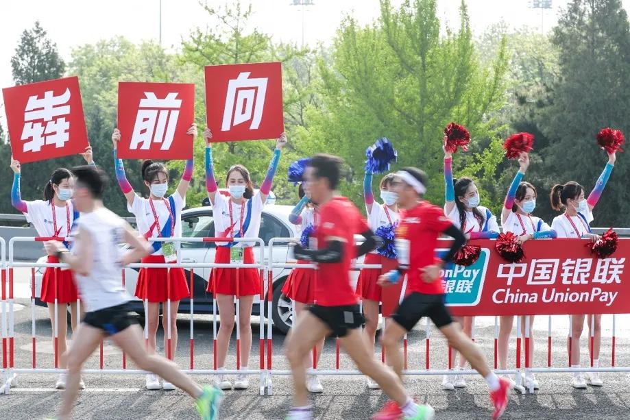 一头「犇牛」，展现时代向前犇精神