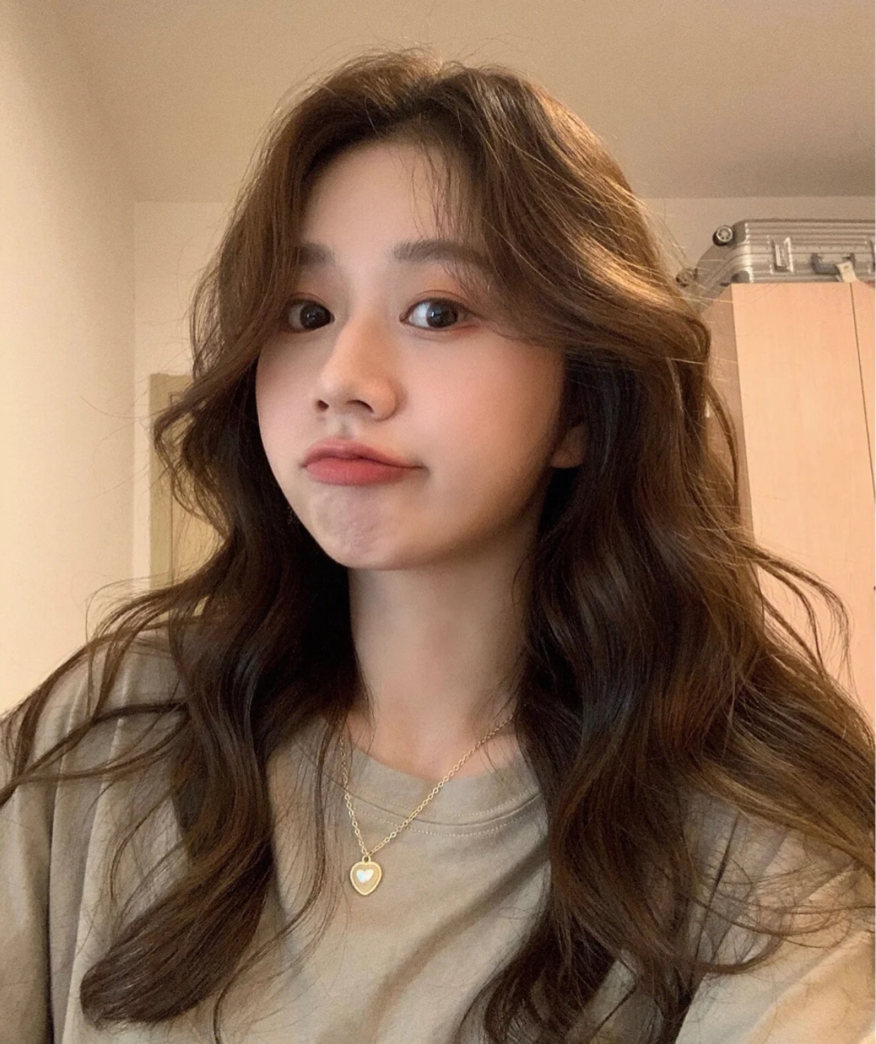 刘海中长发波浪卷发型,适合齐刘海的卷发减龄