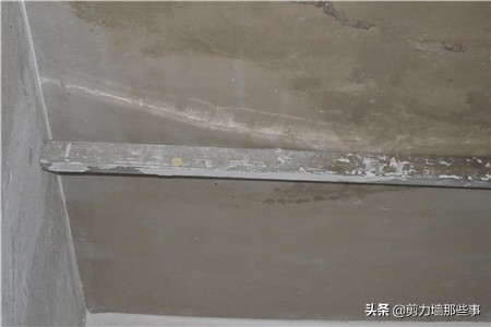 现浇板沿梁成条裂缝怎么处理,现浇板贯穿裂缝国家规定