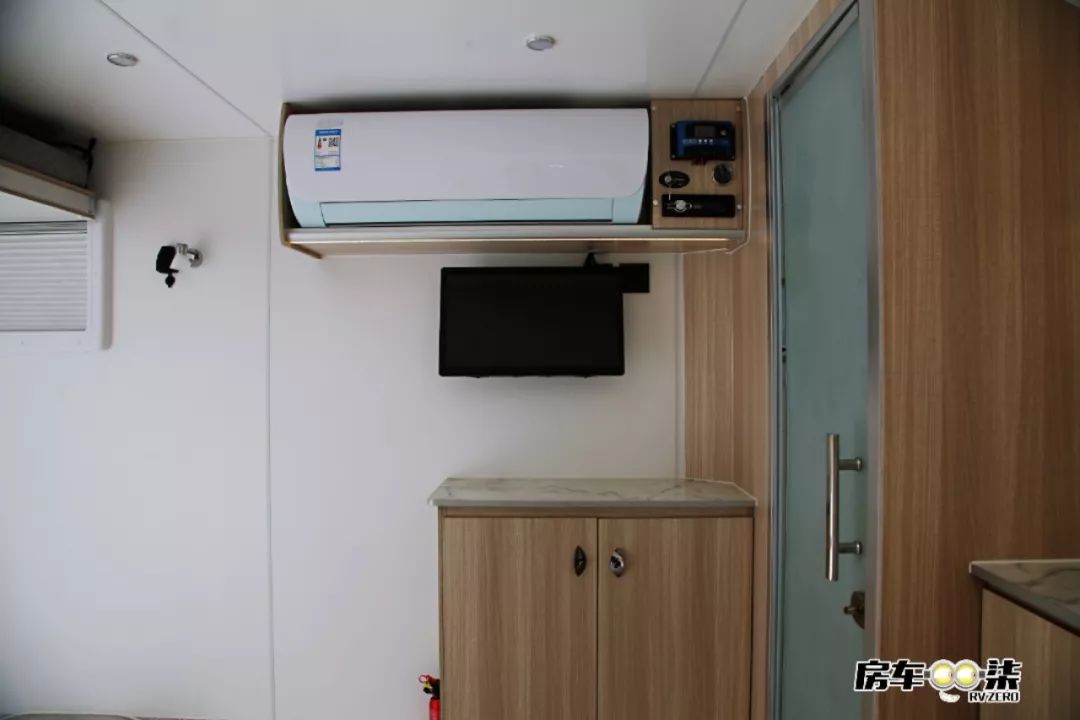 科斯升顶越野拖挂房车,平头轻卡双拓展自行式c型房车