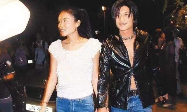 谢霆锋王菲世纪牵手,王菲谢霆锋飞机上撒狗粮全程牵手