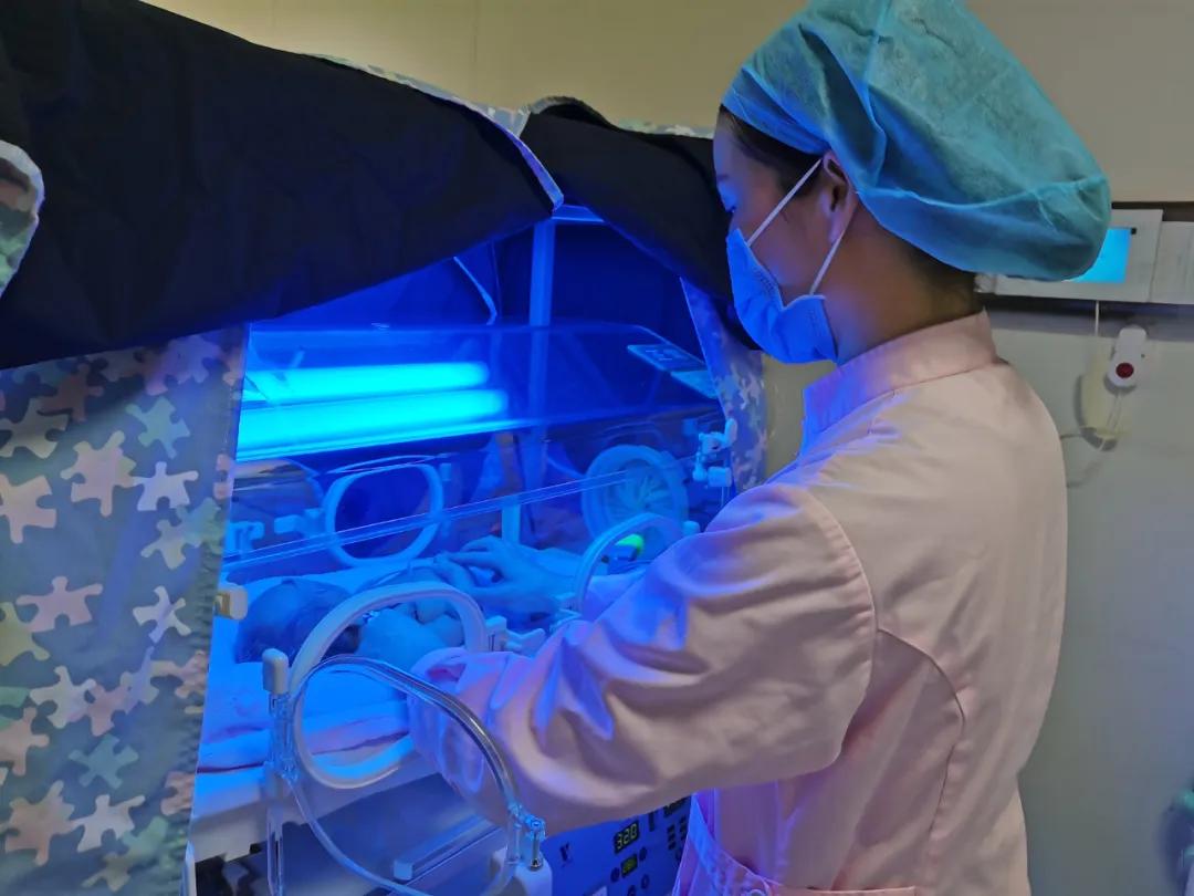 宝宝上午黄疸高下午减轻,黄疸早上高下午降