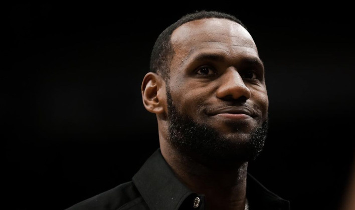 詹姆斯公开招募大牌自由球员，罗志祥女友坐在老詹身旁零距离接触