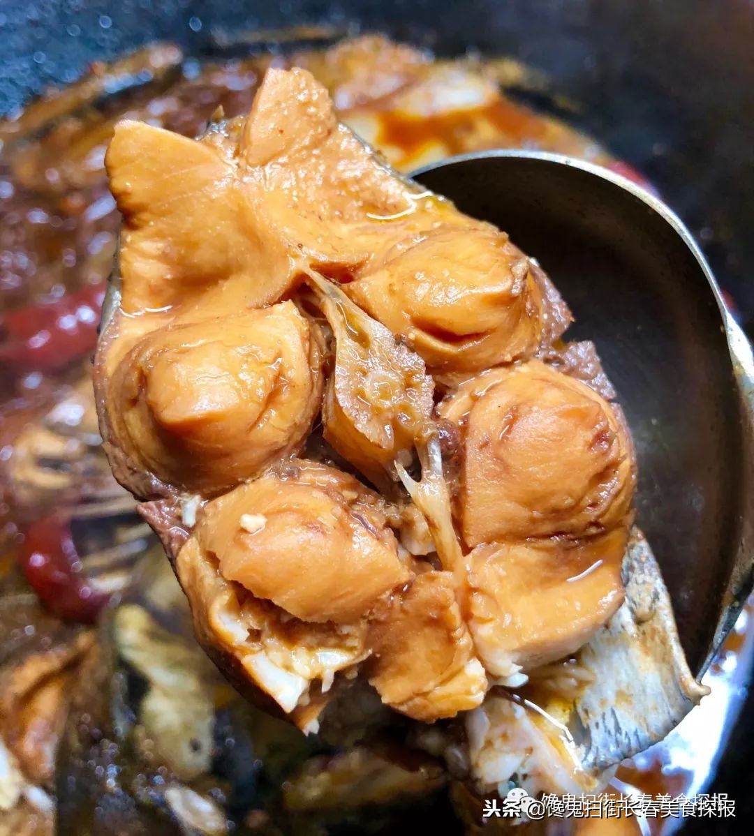 南湖别墅区藏个旧屯子，铁锅炖鱼天天爆满据说空姐都吃胖了！