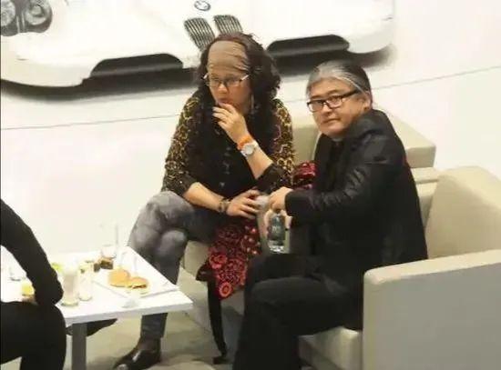 刘欢戴丝巾拍照姿势 (刘欢的老婆正面照)