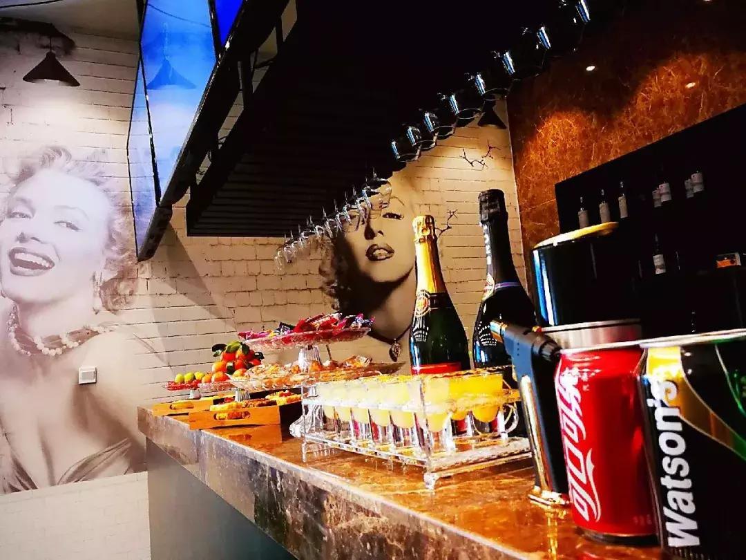 七夕情人热吻60秒，免费让TA获取空中体验开飞机十分钟资格