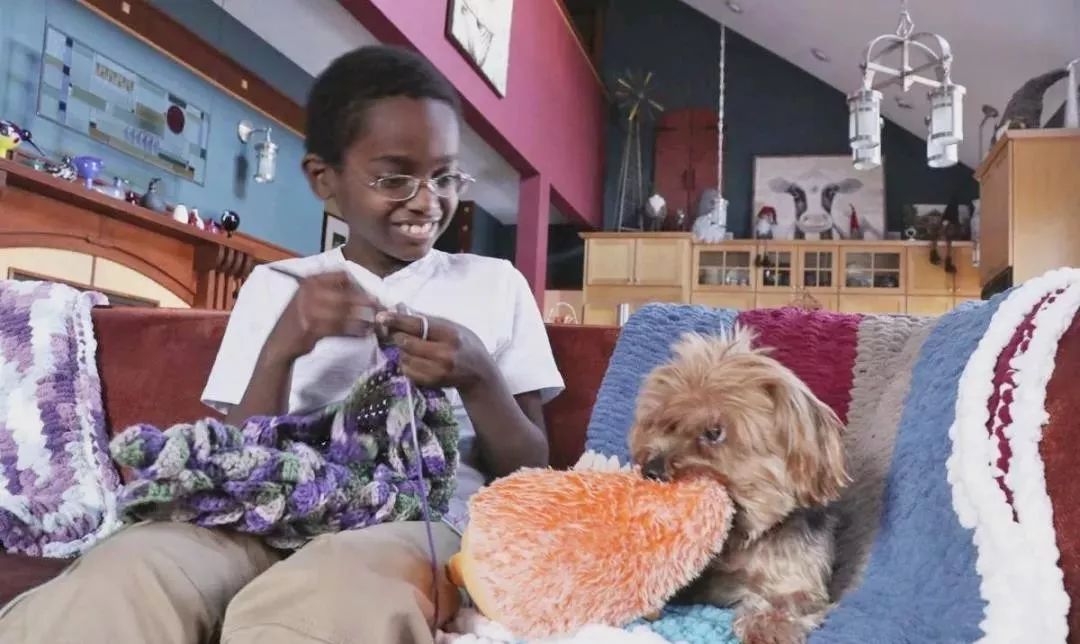 19万人看男生玩编织，他用钩针从弃婴，逆袭为美国“全民偶像”