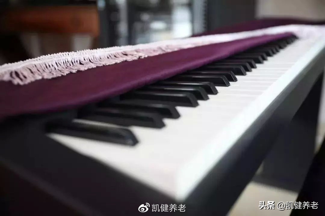 莫道桑榆晚为霞尚满天哪一年写的,莫道桑榆晚为霞尚满天是什么意思