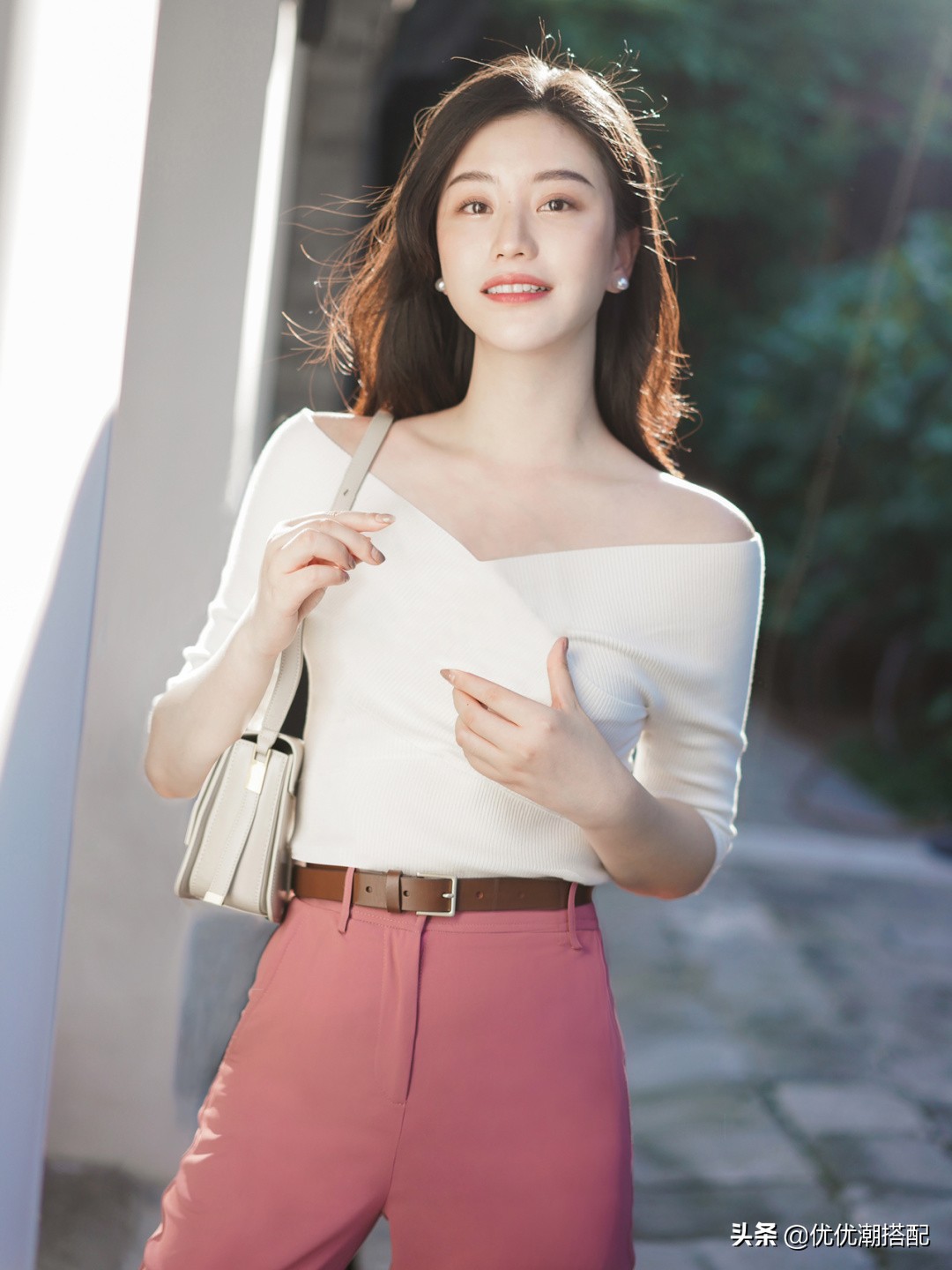 上班族怎么穿出甜美感?白色上衣搭配粉色裤子,让干练与柔美并存
