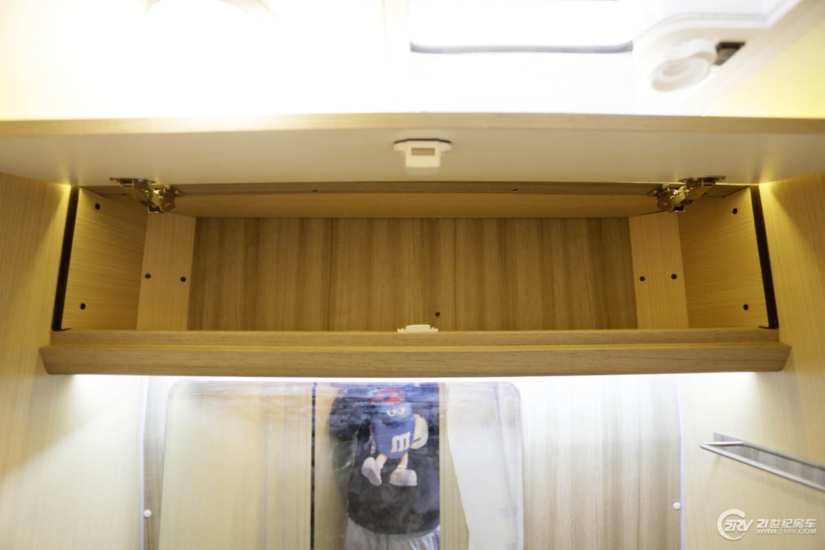 25万大通v90七座,大通v90自动挡5.95米长轴高顶房车