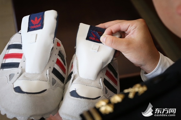 假标签下藏高仿Adidas难逃上海海关“火眼金睛”