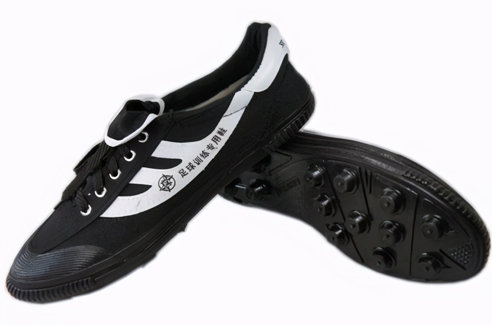 只言片语|踢了二十年足球,反倒被一双足球鞋难住啦